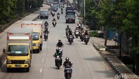 Para warga juga dihimbau untuk tetap berada di rumah.