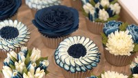 Sebelum dirangkai menjadi karangan bunga, Jane Taylor menyiapkan cupcake terlebih dahulu lalu dihias dengan bunga-bunga cantik berbagai warna. Terkadang warnanya dibuat senada sehingga terkesan tambah cantik. Foto: Instagram @cakesbyjanetaylor