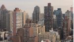 Aksi Warga New York Saat Corona: Nikah di Balkon Apartemen Sampai Nyanyi Bareng