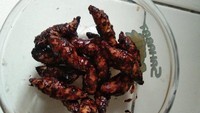 Ada yang tahu ini makanan apa? Menurut netizen yang mengolahnya, ini adalah molen isi cokelat tapi karena isiannya tumpah dan luber jadilah mirip cumi bumbu kecap. Foto: twitter