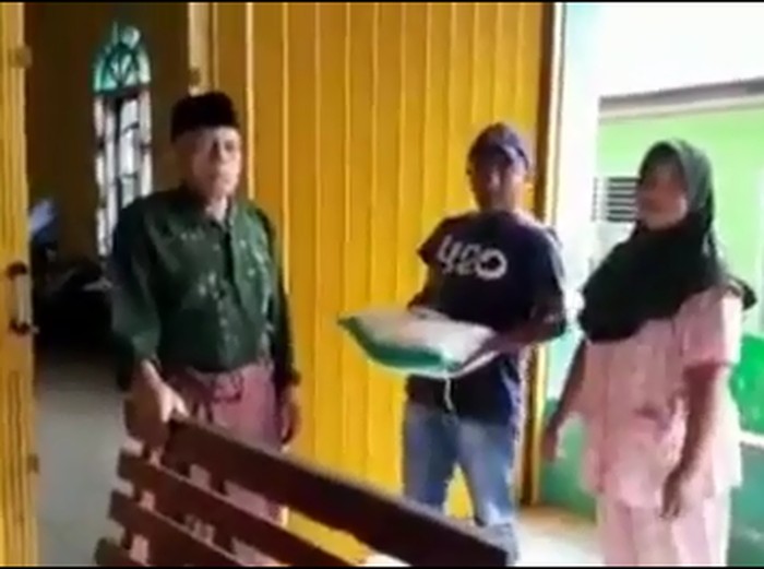 kakek tak mau diberi beras
