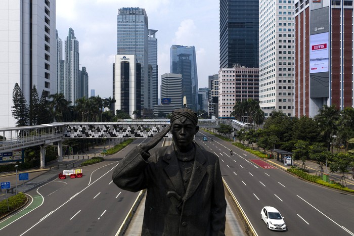 Penerapan PSBB Hari Pertama, Sudriman Thamrin Lengang Sejumlah kendaraan melintas di Jalan Jenderal Sudirman, Jakarta Pusat, Jumat (10/4/2020). Pemprov DKI Jakarta mulai memberlakukan Pembatasan Sosial Berskala Besar (PSBB) selama 14 hari dimulai pada 10 April hingga 23 April 2020. ANTARA FOTO/Sigid Kurniawan/pras.