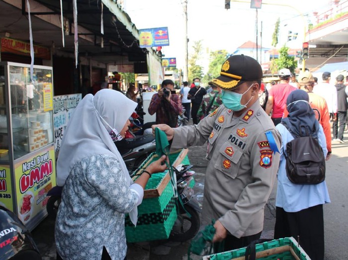Berbagai upaya dilakukan untuk mencegah penyebaran virus Corona. Di Jalan Raya Mantingan, Ngawi, perbatasan Jatim-Jateng, polisi memeriksa setiap pengendara.