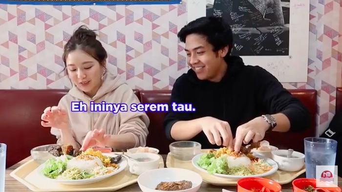 Model Korea makan pakai tangan Model Korea makan pakai tangan