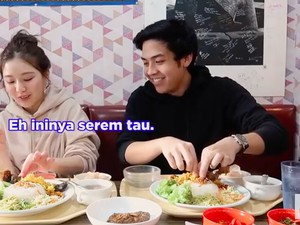 Begini Jadinya Kalau Model Korea Lahap Makanan Warteg Pakai Tangan