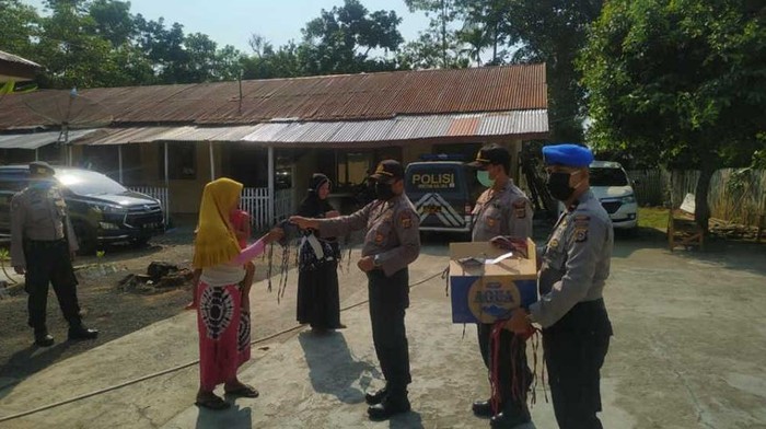 Polisi di Aceh bagi masker ke warga (dok. Istimewa)