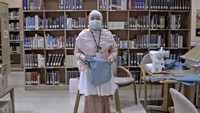 Noraida, seorang pustakawan yang secara sukarela menjahit pakaian Alat Proteksi (APD) di Rumah Sakit Kuala Lumpur.