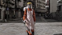 Ahmad, anggota regu disinfeksi dari Dewan Kota Kuala Lumpur berpose untuk sebuah potret ketika dia mendisinfeksi area berisiko tinggi di Kuala Lumpur, Malaysia.