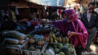 Harusnya saat masa wabah COVID-19, penerapan physical distancing di kawasan pasar tradisional juga harus diterapkan guna memutus mata rantai penyebaran virus Corona di Indonesia.