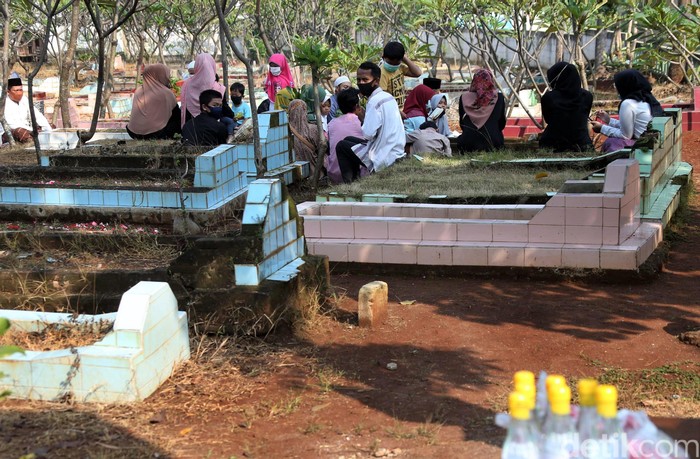 Warga di Bekasi Ziarah Kubur di Tengah Wabah Corona Sejumlah warga di Bekasi berziarah ke kuburan kerabat di tengah pandemi virus Corona yang tengah melanda Indonesia. Hal itu dilakukan guna sambut bulan Ramadhan