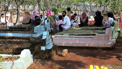 Jelang Ramadhan, Warga Bekasi Nekat Ziarah Kubur di Tengah Corona