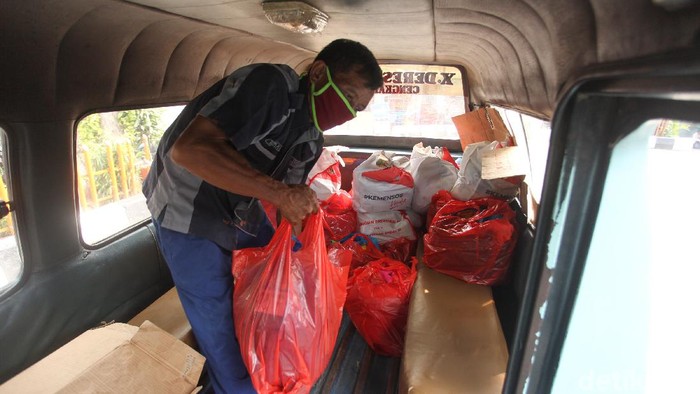 Bansos berupa sembako mulai didistribusikan kepada warga terdampak COVID-19. Bantuan sembako diberikan kepada sejumlah warga yang bekerja di Terminal Kalideres.