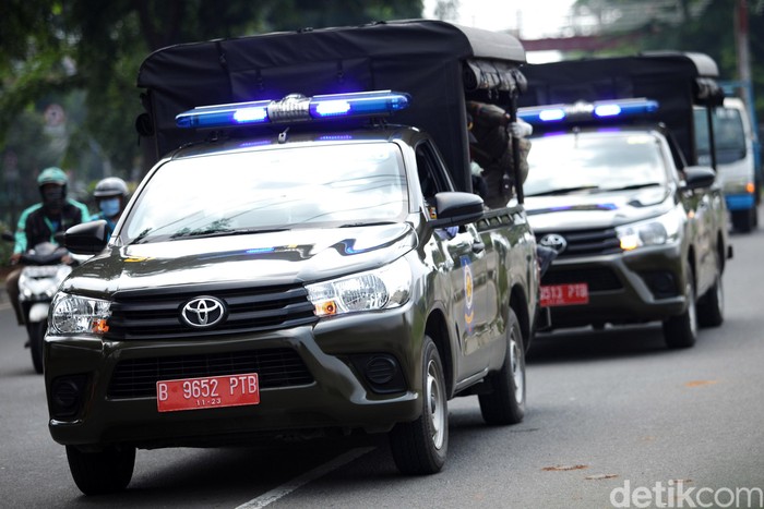 Berpatroli, Petugas Bubarkan Massa yang Berkerumun di Daan Mogot Petugas gabungan patroli di hari pertama Pembatasan Sosial Berskala Besar (PSBB) di Daan Mogot, Jakbar. Mereka membubarkan massa yang berkerumun.