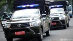 Hari Pertama PSBB, Petugas Bubarkan Kerumunan di Daan Mogot