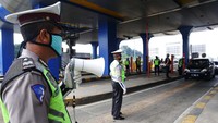 Petugas kepolisian ini juga memberikan sosialisasi dan edukasi agar mengarahkan penumpang tetap menjaga jarak ketika di dalam mobil.