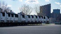 Truk-truk berbaris di salah satu sudut Kota New York. Truk ini nantinya akan mengangkut korban jiwa corona (AFP/David Dee Delgado)