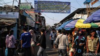 Spanduk larangan untuk berkumpul dengan banyak orang pun sebenarnya sudah terpasang di area pasar itu. Tapi masih saja banyak yang bandel dan melanggar.