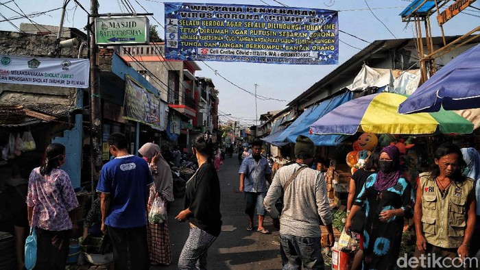 Untuk cegah penyebaran virus Corona, Pembatasan Sosial Berskala Besar (PSBB) mulai diberlakukan. Begini suasana hari pertama PSBB di pasar tradisonal Tanjung Priok.