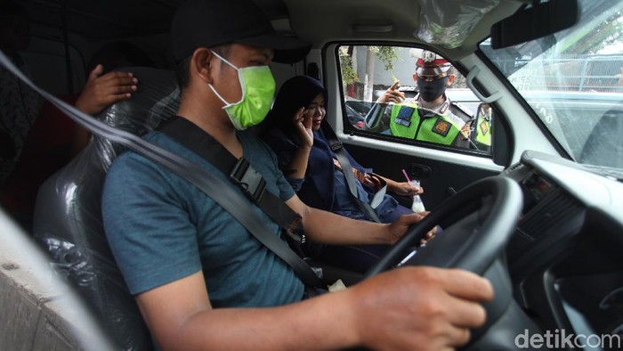 PSBB mulai diterapkan di kawasan Jakarta. Polisi dan Dishub DKI pun memberikan imbauan pada warga untuk kenakan masker dan terapkan social distancing.
