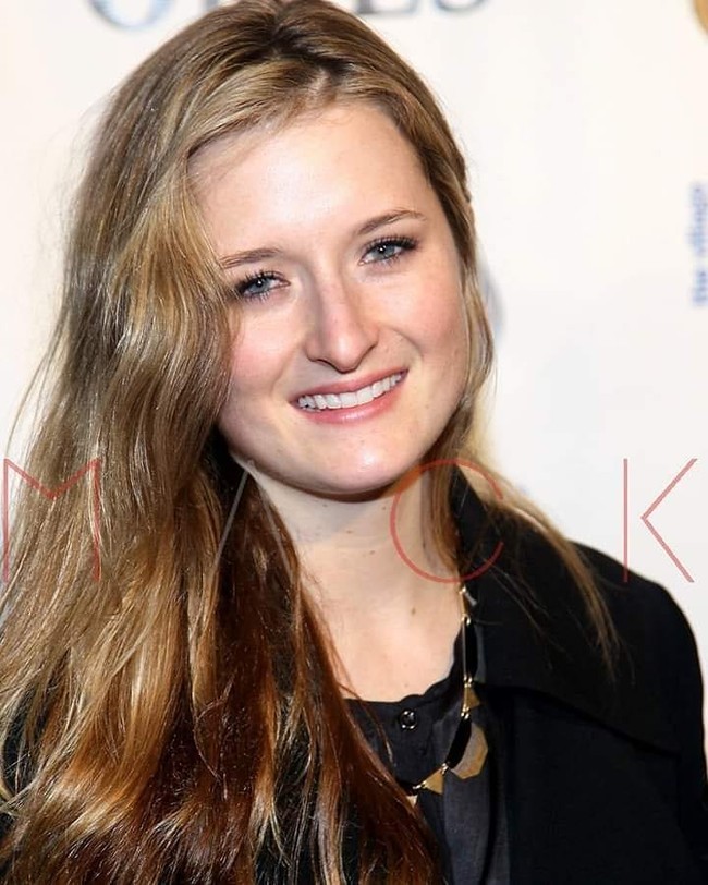 Dia telah berakting sejak kecil dan beberapa kali tampil di sejumlah teater broadway. Salah satu dramanya yang terkenal adalah Mr. Robot yang meraih Golden Globes di 2015 sebagai drama serial terbaik.  Foto: dok. Instagram