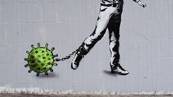 The Rebel Bear (nama alias seniman) asal Glasgow, Inggris. Manusia terkekang karena virus Corona. (Foto: Boredpanda)