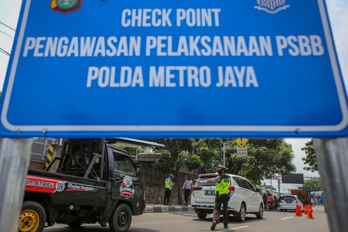 Potret Penjagaan Perbatasan DKI Jakarta di Hari Pertama PSBB Polisi berjaga di sejumlah perbatasan di DKI Jakarta di hari pertama penerapan Pembatasan Sosial Berskala Besar (PSBB). Polisi mengingatkan warga untuk memakai masker.