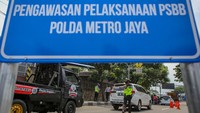 Petugas kepolisian menghentikan kendaraan yang melintas di perbatasan Tangerang-Jakarta di Jalan Daan Mogot, Jakarta, Jumat (10/4/2020). ANTARA FOTO/Fauzan.