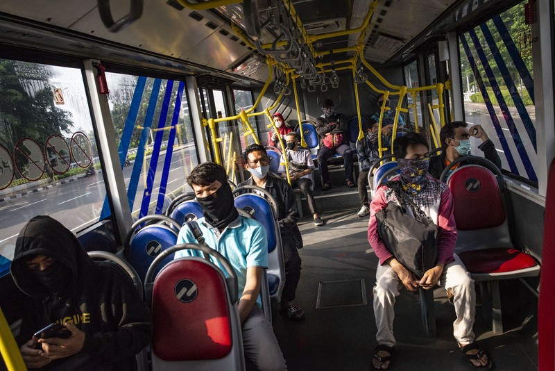 Pembatasan Sosial Berskala Besar (PSBB) mulai diterapkan Jumat (10/4) ini di Jakarta. Pembatasan itu juga berlaku pada transportasi publik di ibu kota.
