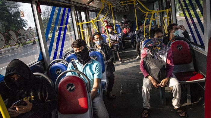 Pembatasan Sosial Berskala Besar (PSBB) mulai diterapkan Jumat (10/4) ini di Jakarta. Pembatasan itu juga berlaku pada transportasi publik di ibu kota.