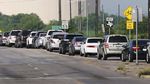 Potret Ribuan Mobil Antre Distribusi Makanan di Texas