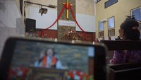 Pengurus gereja memeriksa tayangan langsung (live streaming) ibadah Jumat Agung melalui kanal resmi Gereja Kristen Jawi Wetan (GKJW) Kabupaten Tulungagung di Tulungagung, Jawa Timur, Jumat (10/4/2020). ANTARA FOTO/Destyan Sujarwoko.