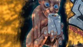 EME Freethinker asal Berlin, Jerman. Menggambarkan di mana tisu toilet adalah barang yang paling berharga. (Foto: Boredpanda)