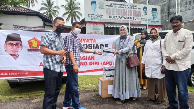 Gerindra Sumbar bagi masker