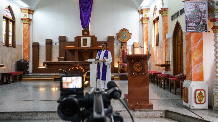 Umat Katolik merayakan Jumat Agung dalam suasana wabah COVID-19 melanda Indonesia. Begini potret misa Jumat Agung di sejumlah gereja di Indonesia.