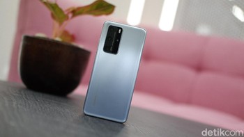 Hadir dalam dua varian warna, yang di-unboxing adalah Silver Frost. Selain itu ada Deep Sea Blue. Foto: Adi Fida Rahman/detikINET