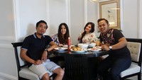 Meski hanya makan di rumah bersama suami dan teman-temannya, tetapi ruangan makan milik Shandy Purnamasari sama mewahnya dengan restoran-restoran.   Foto: : Instagram @shandypurnamasari