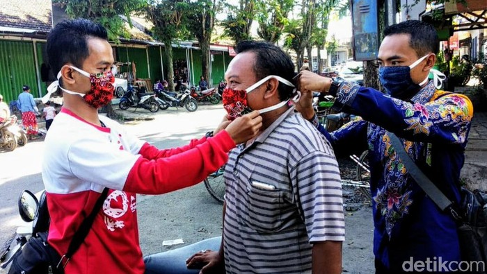 Sebuah produsen batik di Bondowoso membagikan 1.000 masker bermotif batik secara gratis. Aksi ini sebagai bentuk keprihatinan karena susahnya mendapatkan masker.