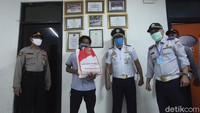 Bantuan tersebut dibagikan kepada para pekerja yang ada di Terminal Kalideres, Jakarta Barat.