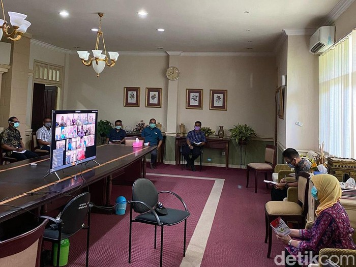 Pemkab Kediri melakukan refocusing dan realokasi APBD 2020 karena wabah Corona. Pihaknya menyiapkan anggaran Rp 103 Miliar untuk penanganan wabah tersebut.