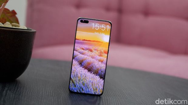 Huawei P40 Pro punya punch hole di sisi kiri atas.