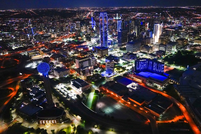 Cahaya Biru di Texas Dukungan untuk Perangi Corona Beberapa gedung bertingkat di Texas ikut menyalakan lampu berwarna biru sebagai simbol perlawanan untuk memerangi Corona di berbagai daerah dipenjuru dunia.