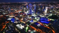 Bangunan-bangunan bertingkat di Texas tampak cantik bermandikan cahaya biru dilihat dari ketinggian di cakrawala Dallas, sejak Kamis (9/4/2020) lalu. 