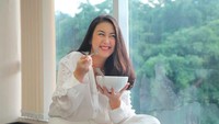 Pakai outfit serba putih, Vanessa lagi pose makan nih. Kira-kira apa yang yang sedang disantapnya? Mie instan atau sup? Foto: Instagram vanessasurya