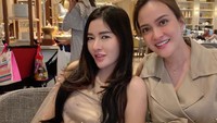 Ternyata wanita cantik tersebut merupakan seorang pengusaha kaya raya yang punya bisnis kecantikan. Dari hasil bisnis tersebutlah ia banyak beramal dan melakukan aksi sosial. Foto: : Instagram @shandypurnamasari