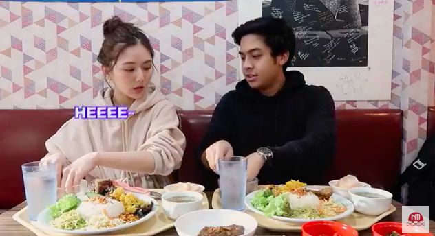 Model Korea makan pakai tangan
