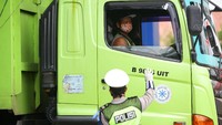Tak hanya kendaraan pribadi, para pengemudi truk yang melintas pintu tol itu juga turut diperiksa.
