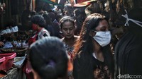 Di hari pertama penerapan PSBB ini, pasar tradisional tersebut masih sangat ramai dikunjungi warga.
