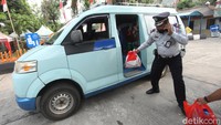 Pemerintah yang meminta warga agar tidak mudik membuat pemasukan para pekerja di terminal juga ikut terimbas.