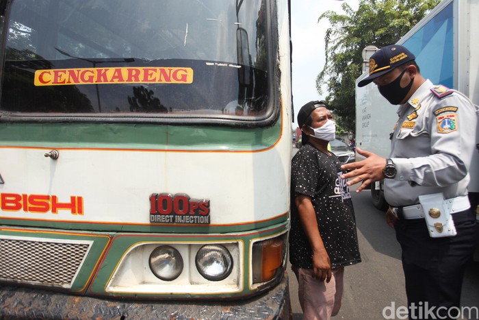 Polisi dan Dishub tak hanya lakukan pengawasan terkait penerapan PSBB di kawasan Jakarta. Petugas juga turut siaga mengawasi aktivitas para pengendara di jalan