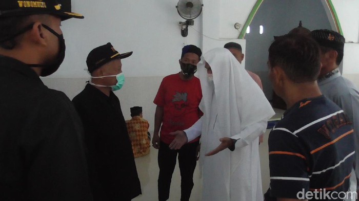 Petugas dan jemaah yang hendak sholat Jumat di Polman adu mulut (Abdy Febriady/detikcom)